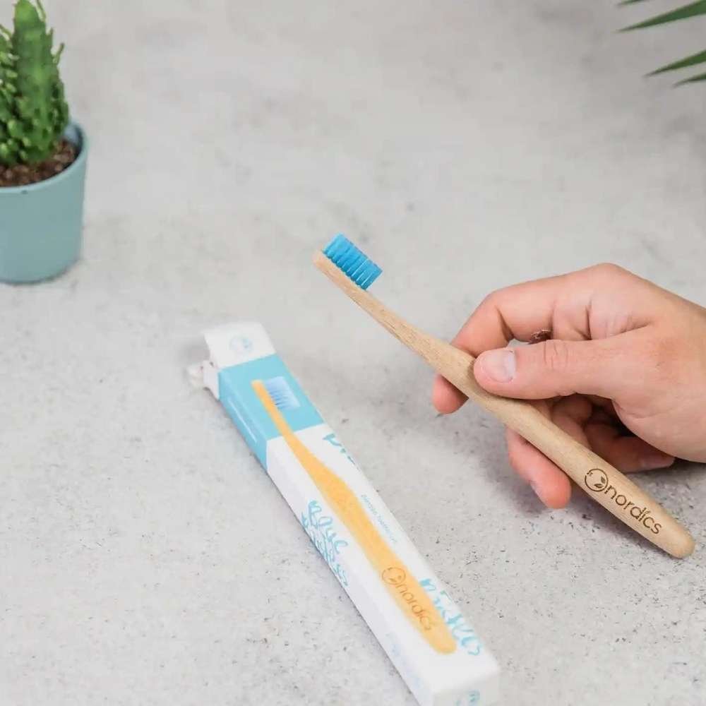 Bambusová kefka na zuby s modrými štetinami pre dospelých NORDICS Nordics oral care www.bohre.sk